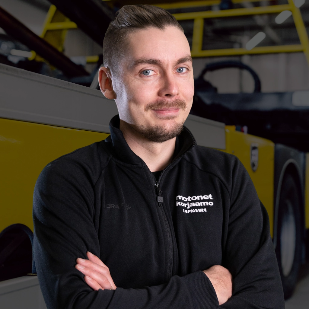 Korjaamopäällikkö Ville Kurkela Motonet-korjaamolla Oulussa